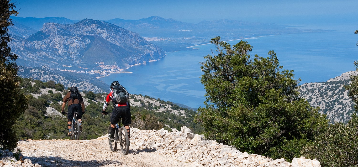 I sentieri della Sardegna tra montagna e mare in la mountain bike, sentiero per Cala Luna sullo sfondo il mare